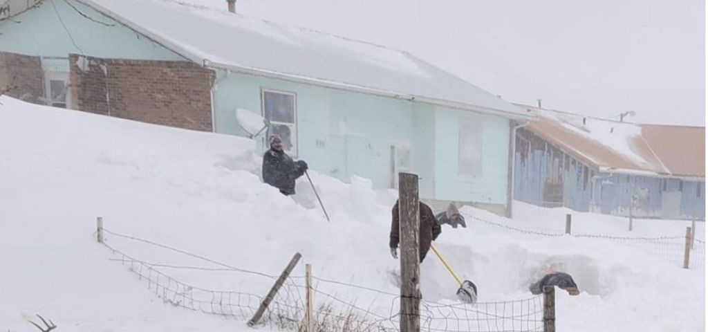 Ciclonul din SUA a îngropat comunități întregi în zăpadă. Oameni dintr-un trib de nativi ard haine în sobă pentru a se încălzi