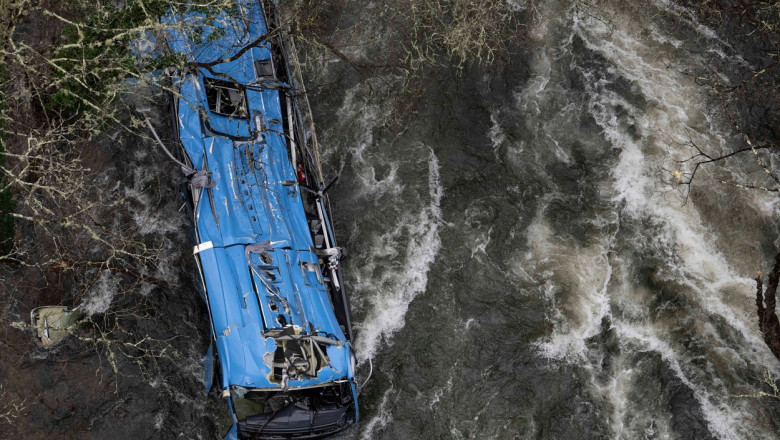 Autobuzul care a căzut de pe un pod din Spania a sfârşit în râul Lerez