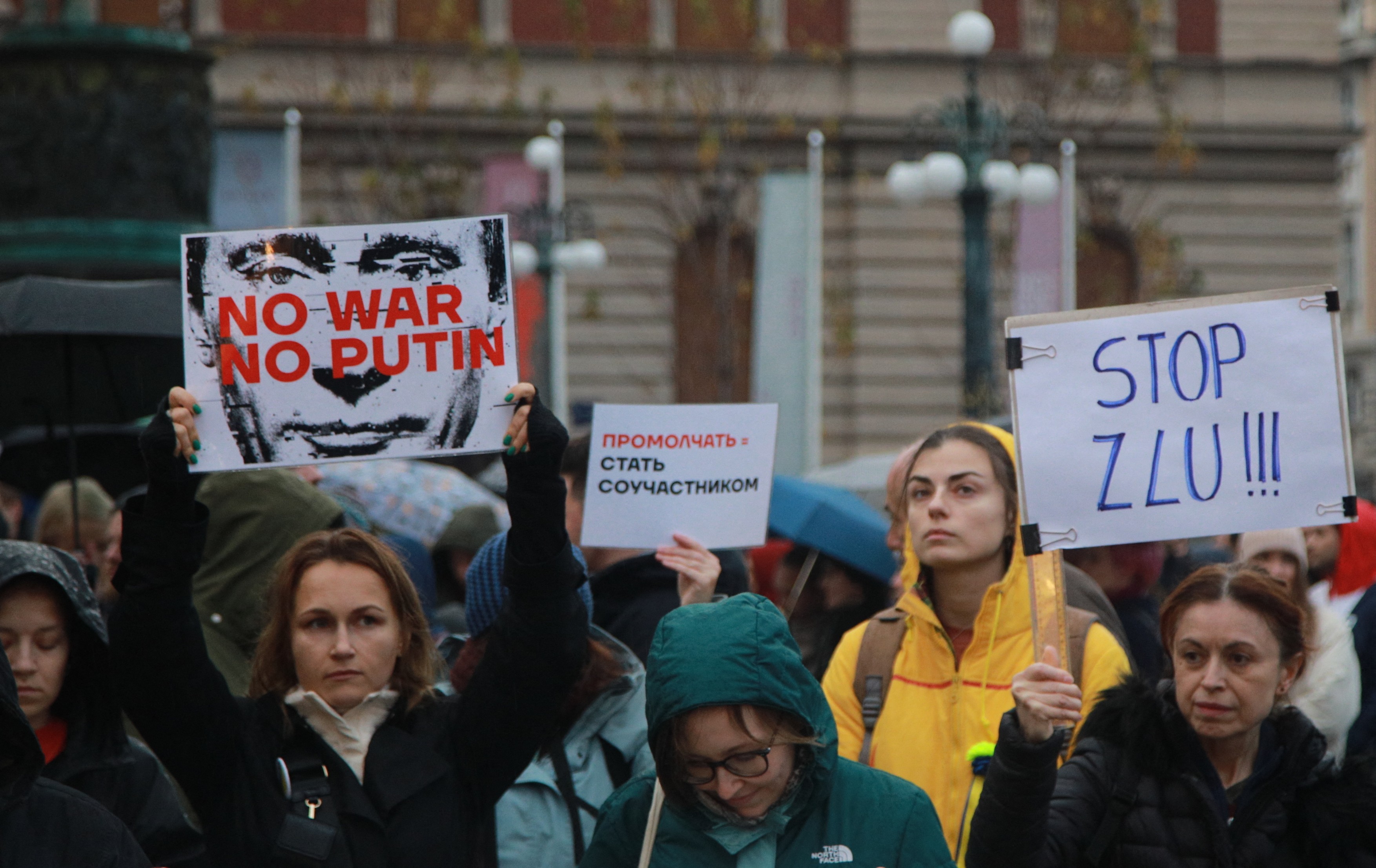 Rușii din Serbia protestează la Belgrad împotriva războiului lui Putin