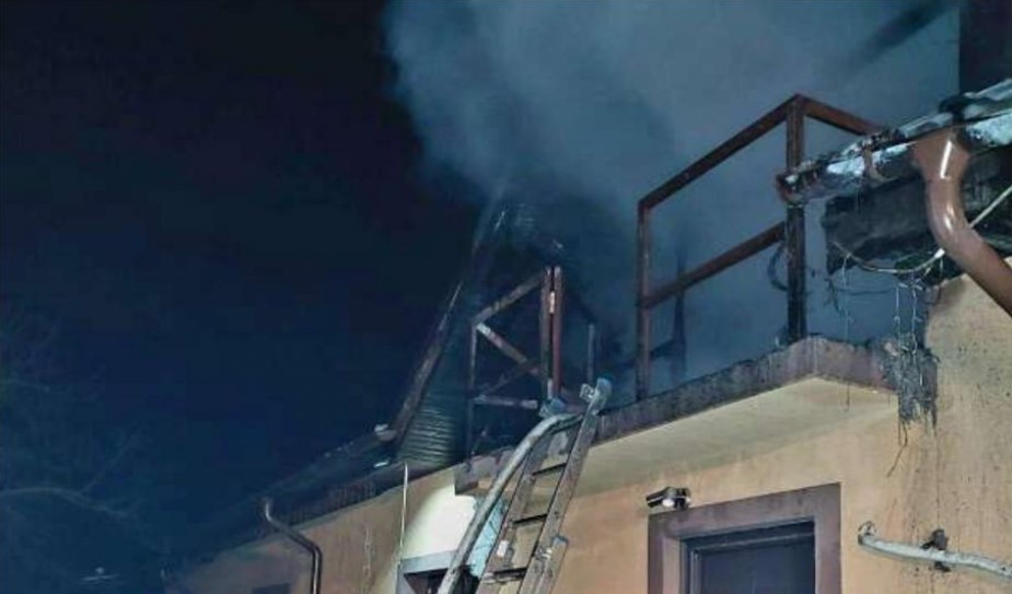 O familie din Giurgiu a rămas pe drumuri chiar în ziua de Crăciun, după ce casa lor s-a făcut scrum