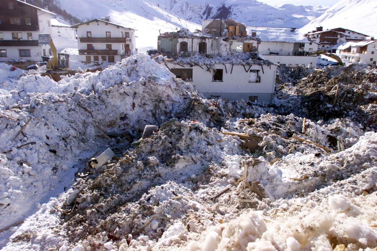 Avalanşă într-o staţiune din Austria. Zece oameni au fost îngropaţi în zăpadă