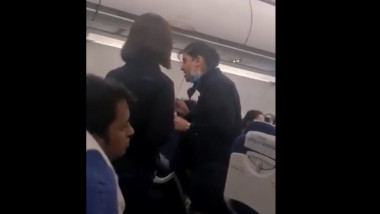 Scandal între un pasager și o însoțitoare de zbor.