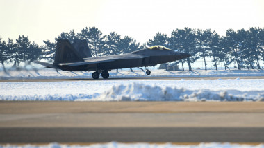 Avion de luptă F-22 pe baza militară Gunsan