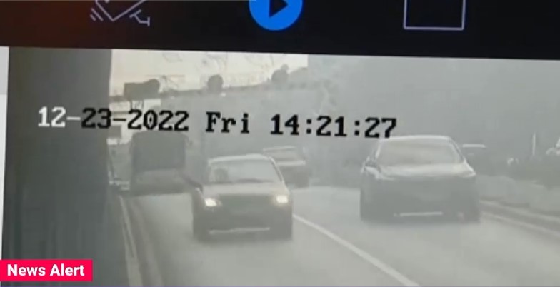 VIDEO Momentul în care autocarul cu turiști greci lovește limitatorul de la Pasajul Unirii
