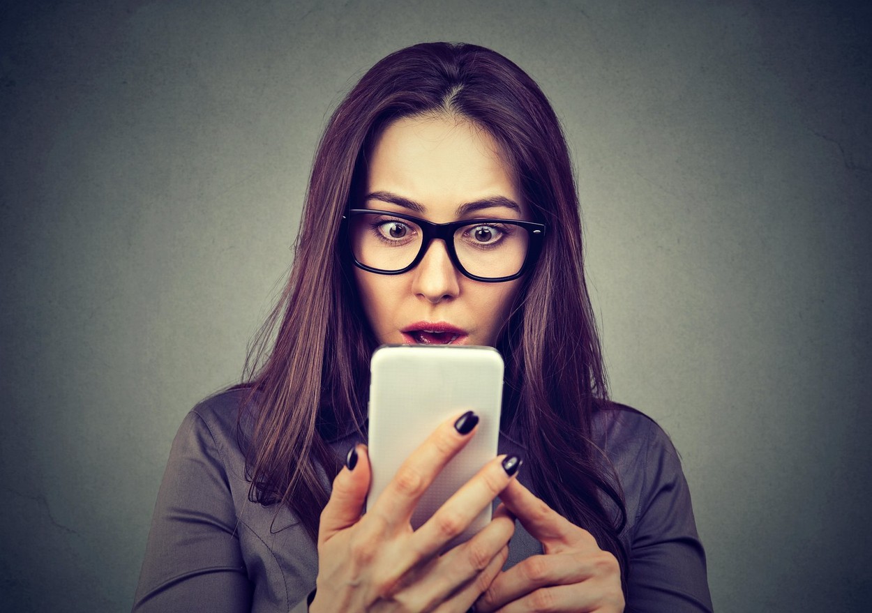 Femeia care cere 480 de dolari pe oră ca să-i vindece pe tineri de teama de a vorbi la telefon