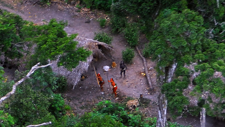 Un trib de indigeni necontactati din jungla amazoniana, in apropiere de graniţa cu Peru
