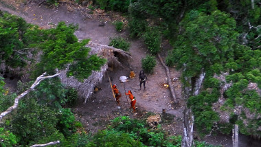 Un trib de indigeni necontactati din jungla amazoniana, in apropiere de graniţa cu Peru