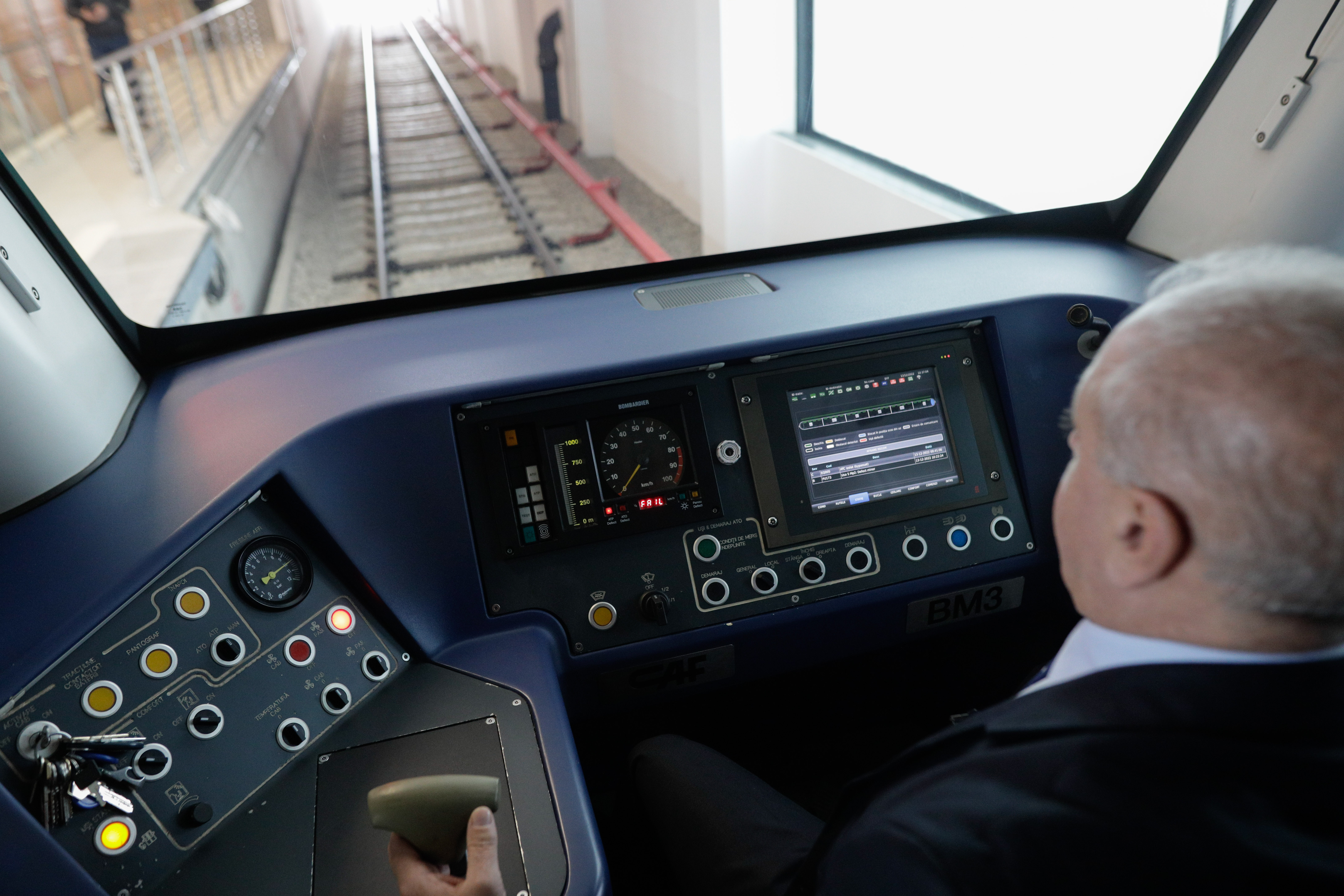 O persoană a căzut pe şine, la metrou, în staţia Basarab. Trenurile circulă pe un singur fir