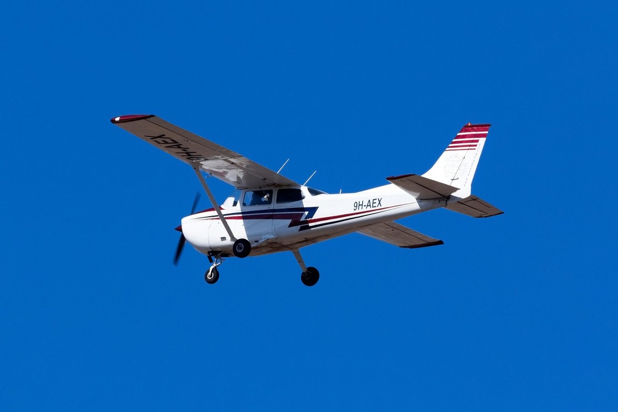 Un pilot a coborât avionul la 100 de metri pentru că a confundat o autostradă cu pista de aterizare