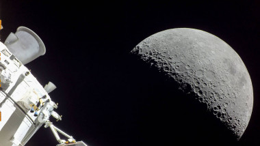 Luna văzută de naveta misiunii NASA Arthemis I