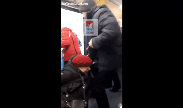 O femeie în vârstă a fost dată jos cu forța din autobuz în Rusia după ce a criticat războiul din Ucraina