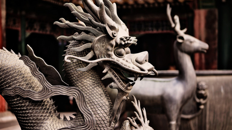 statuie cu un dragon asiatic la Beijing