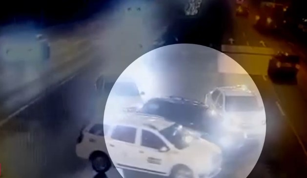 VIDEO Mașină blocată în trafic de taximetriști. Totul a pornit de la o minciună a unuia dintre șoferii de taxi