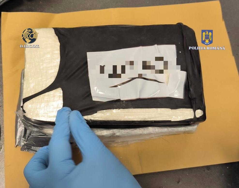 Cocaină la kilogram, trimisă prin curier din Belgia. Un bărbat din Suceava a fost prins în flagrant și arestat chiar în ziua de Crăciun