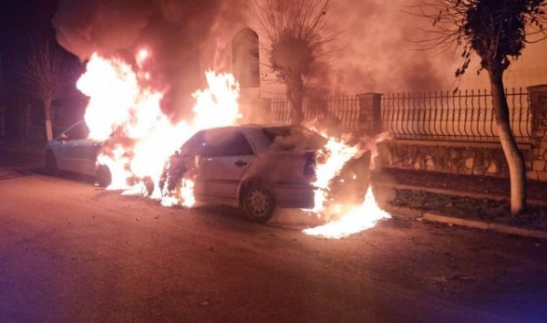 Un tânăr din Rădăuți s-a certat de Crăciun cu familia, a cumpărat benzină și a dat foc mașinilor bunicii sale