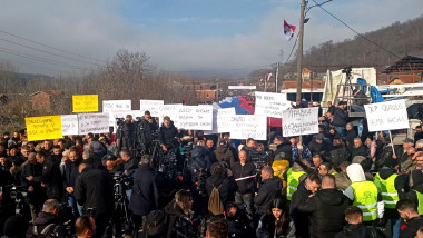 protestatari în Kosovo