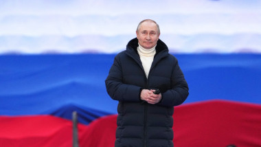 Vladimir Putin cu steagul Rusiei pe fundal