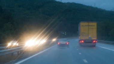 masini pe o autostrada din bulgaria