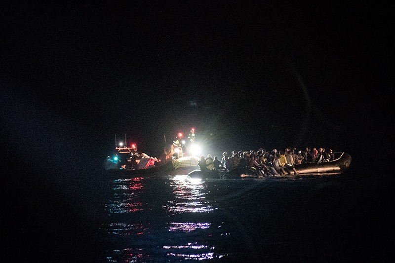 113 migranți care pluteau cu o barcă pneumatică au fost salvați în Mediterana. Printre ei, femei însărcinate și bebeluși