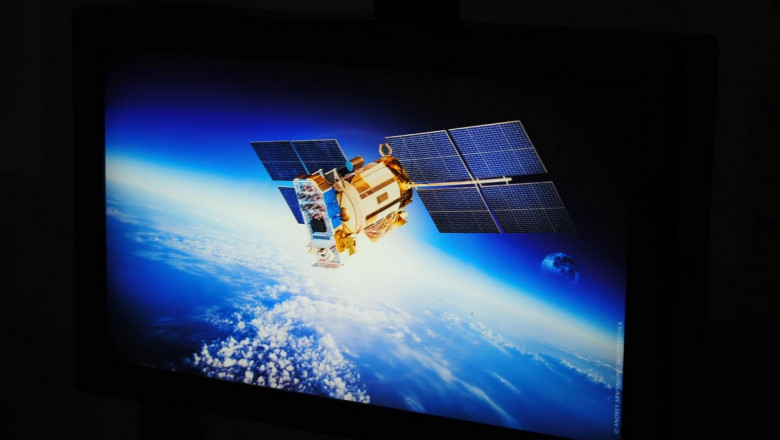 Imaginea unui satelit artificial pe un monitor