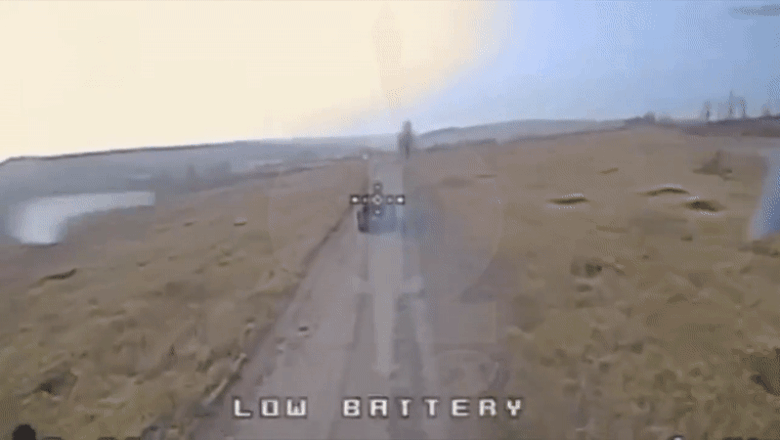 Gestul disperat al unui militar rus surprins de o dronă kamikaze ucraineană chiar înainte de a lovi un blindat rusesc
