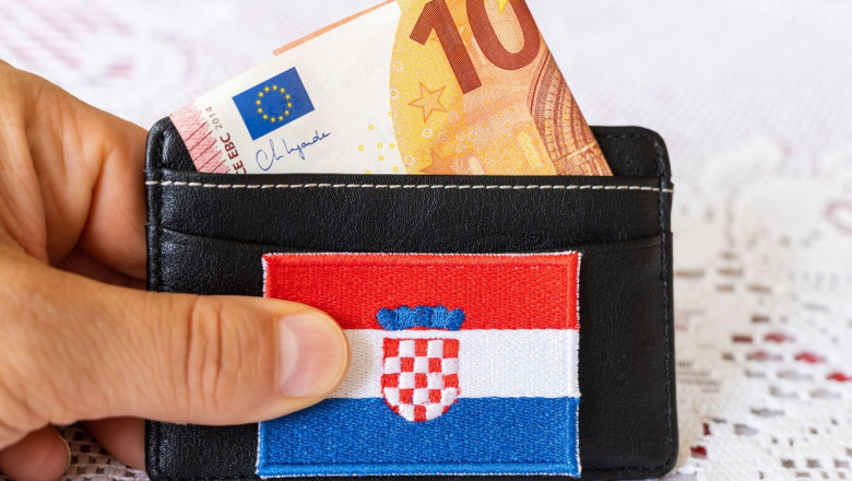 Portofel cu steagul Croației și o bancnotă de 10 euro