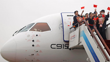 echipajul chinez al unui cu stegulețe ale RPC la ieșirea din aeronavă