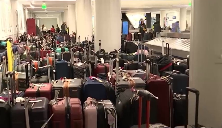 VIDEO Munți de bagaje rătăcite pe aeroporturile din SUA, după viscolul arctic. Mii de zboruri au fost anulate