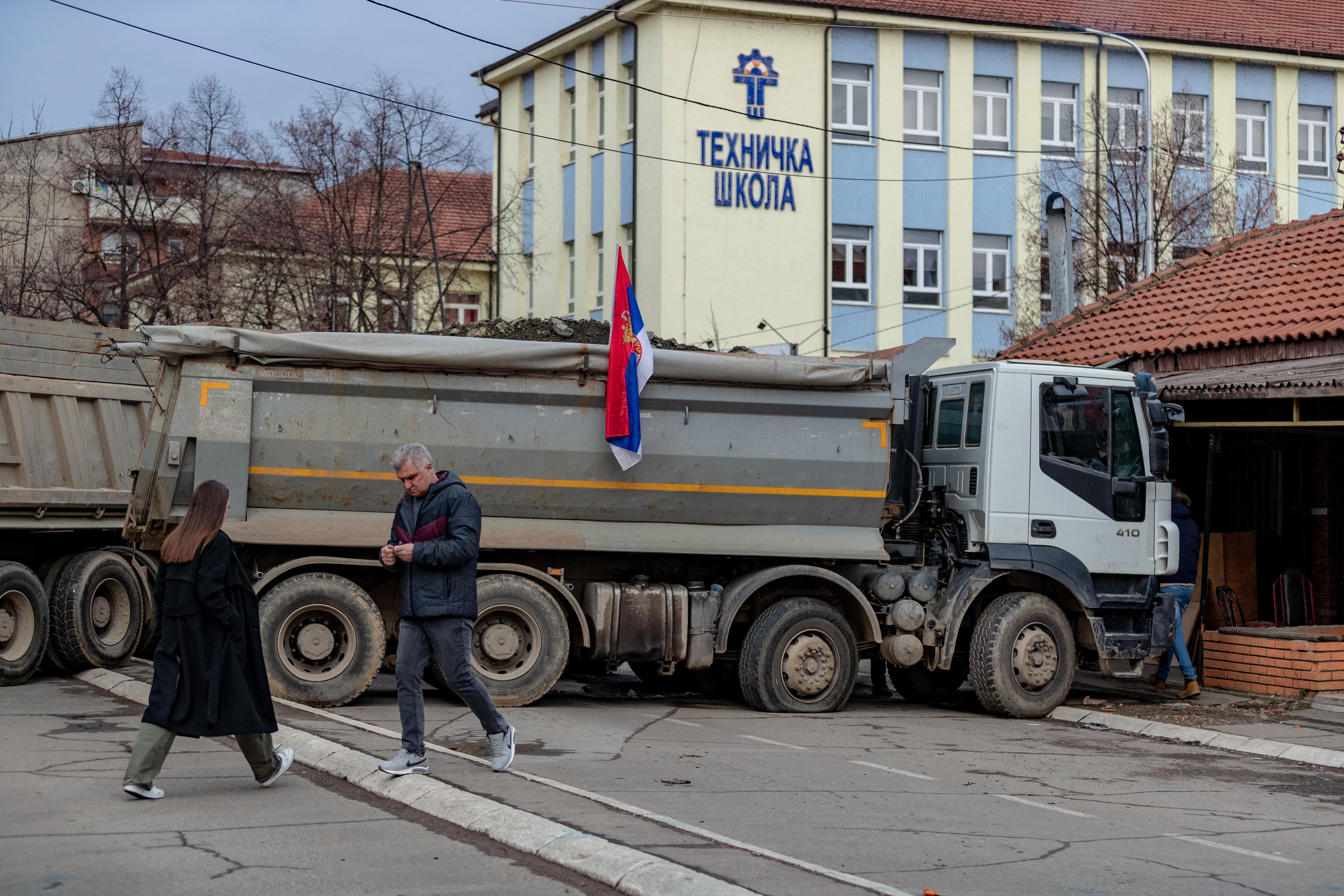 Kosovo închide principalul punct de trecere a frontierei, după ce protestatarii l-au blocat cu camioane pe partea sârbă