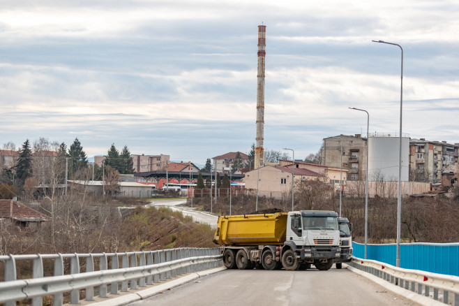 New barricades set up in Kosovo