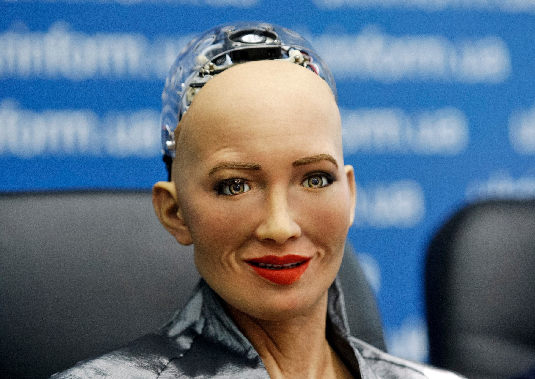 Trei „surori”-robot revolutioneaza lumea inteligentei artificiale. Cine sunt Sophia, Grace si Desdemona
