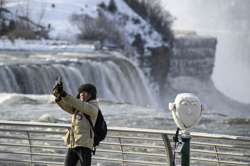 Partially frozen Niagara Falls