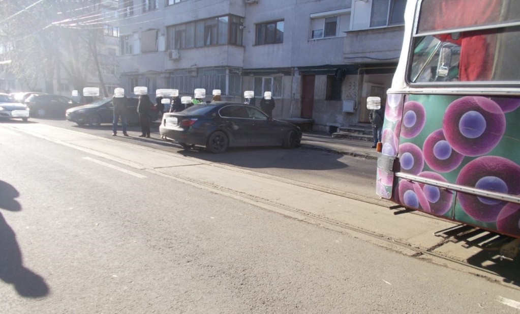 O șoferiță a parcat mașina pe linia de tramvai și a plecat să-și pună gene false