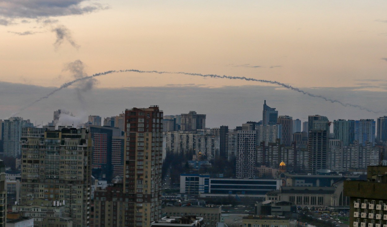 Ucrainenii au doborât 54 dintre rachetele lansate joi dimineață de ruși. Explozii în Rusia, lângă baza militară Engels