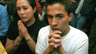 tineri venezueleni care se roaga