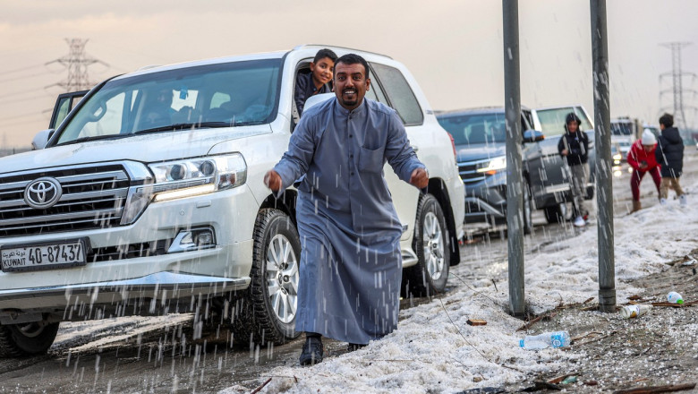 Localnicii din Kuwait se bucură de zăpadă