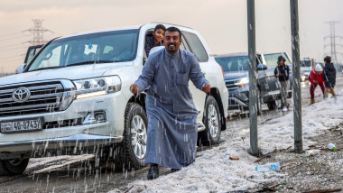 Localnicii din Kuwait se bucură de zăpadă