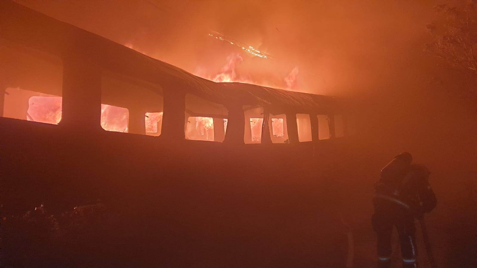 VIDEO, FOTO. Incendiu pe Calea Giuleşti unde ard 12 vagoane de tren