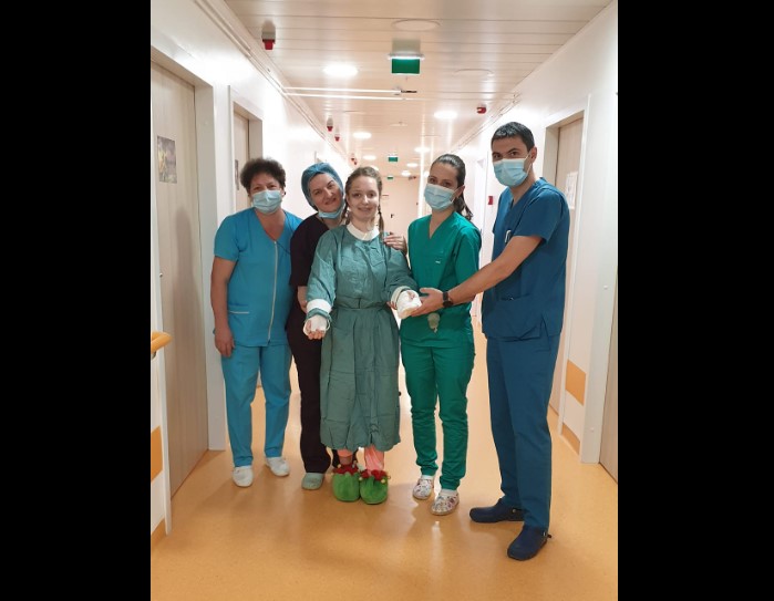 Alexia, fata căreia medicii i-au replantat brațele după accidentul din Pașcani, va fi externată azi. Când își va putea folosi mâinile
