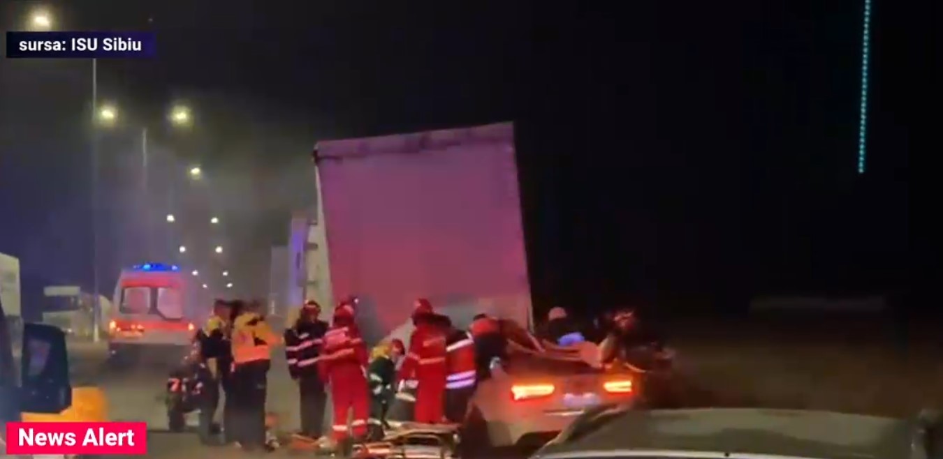 Accident grav. Doi tineri de 19 și 22 de ani au murit după ce mașina în care se aflau a intrat într-un TIR parcat