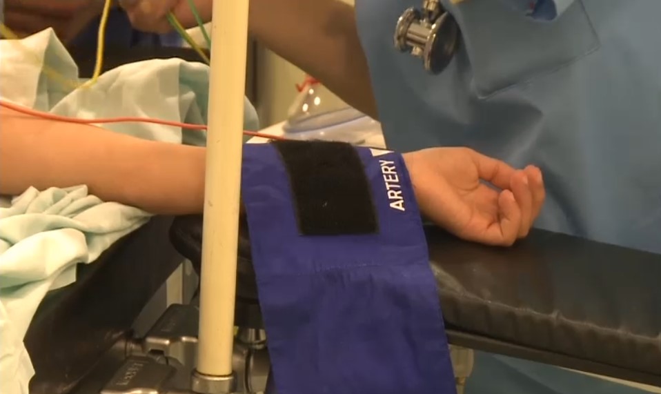 Recuperare miraculoasă în cazul fetei cu mâinile amputate în accidentul din Pașcani. Medic: „Deja mișcă degetele. Este extraordinar!”