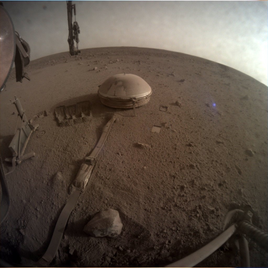 După o misiune de peste patru ani, Rover-ul InSight al NASA trimite ultima sa fotografie de pe planeta Marte