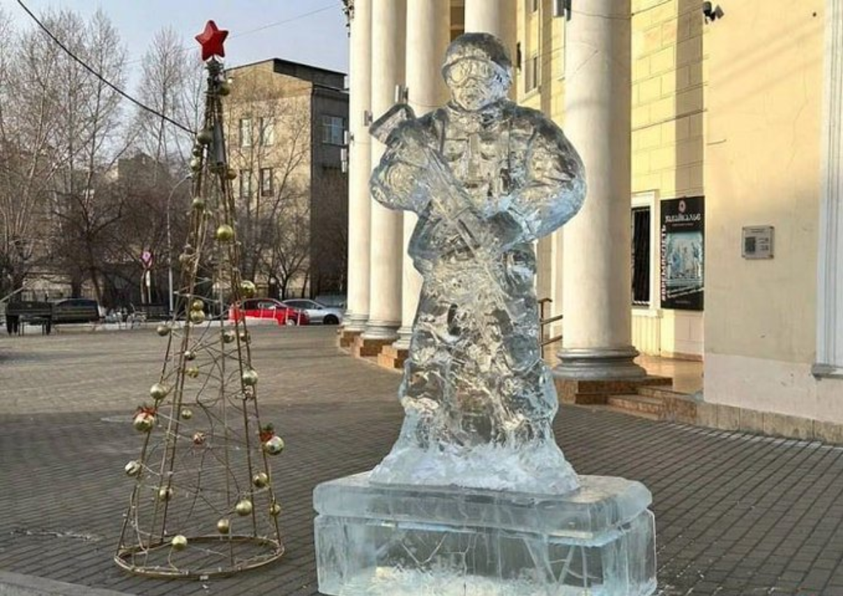 Rușii sărbătoresc „patriotic” Crăciunul cu soldați de gheață cu puști kalașnikov în mâini: „Trebuie să apărăm Rusia de naziști”