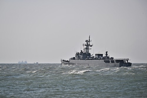 Un marinar a fost găsit în viaţă, la două zile după naufragiul unei nave a marinei thailandeze