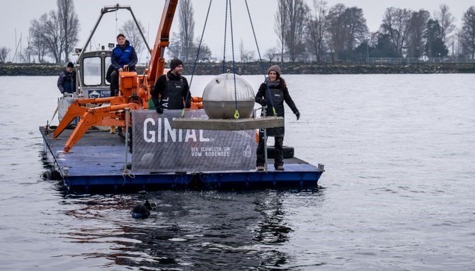 Furt misterios în Elveția. O sferă metalică de 800 de kg umplută cu gin pus la maturat a dispărut de pe fundul unui lac
