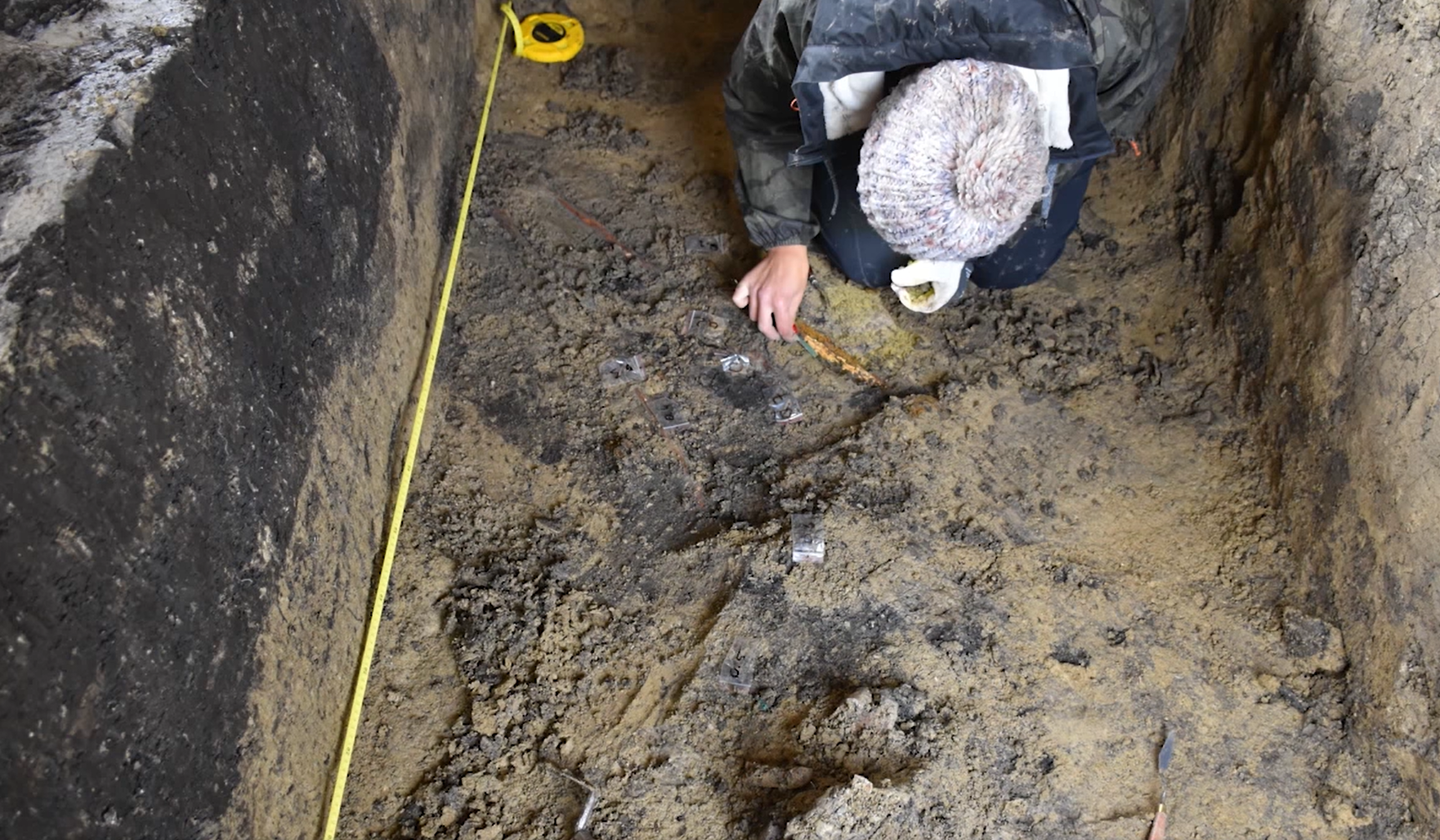 Descoperire arheologică uriașă pe șantierul autostrăzii A7: mormântul princiar al unui războinic înmormântat alături de calul lui