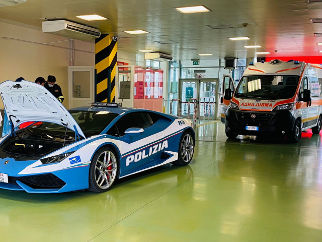 Gli agenti di polizia italiani hanno attraversato il paese su una Lamborghini Huracan per consegnare due reni in caso di emergenza