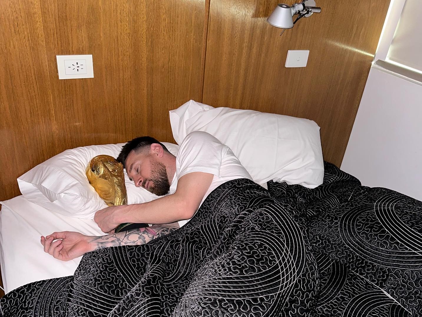 Messi nu s-a putut dezlipi de Cupa Mondială și a dormit în pat cu ea. Imaginile au devenit virale