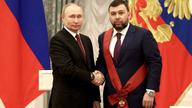 denis pusilin da mana cu putin la kremlin, pe mana are un ceas cu litera Z mare pe cadran