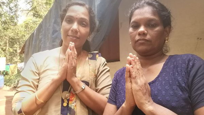 doua femei din india cu mainile impreunate